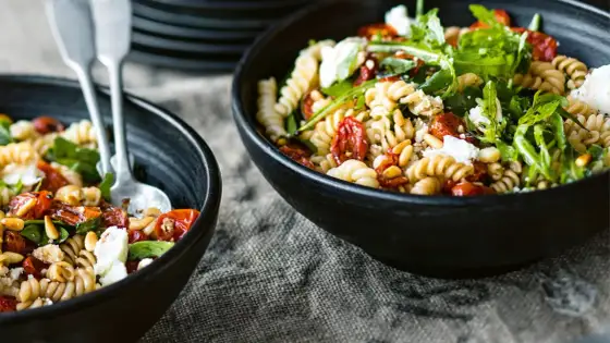 Nudelsalat mit getrockneten Tomaten - So gelingt er perfekt!