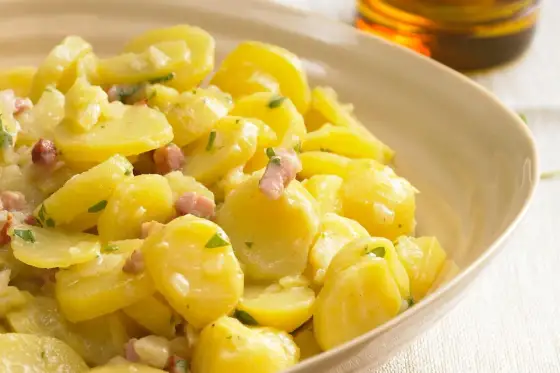 Kartoffelsalat mit Speck - So gelingt der Klassiker perfekt